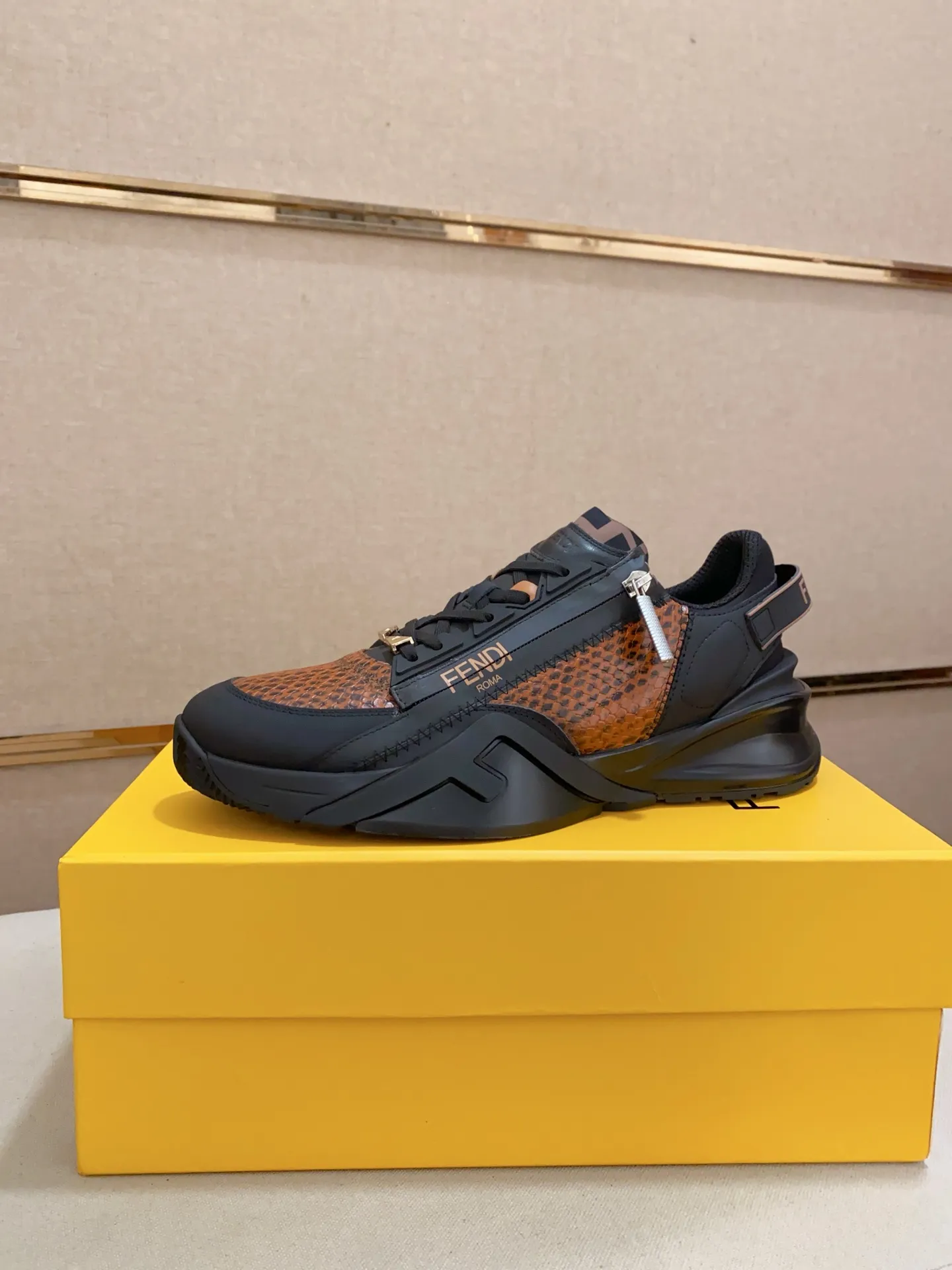 Men's shoes💰: 540💰(Higher version) [Fendi] Fendi's latest casual shoes for men! Available at counters simultaneously! A one-to-one replica of the original. Made entirely of imported top-grain calfskin, the interior is made of top-grain water-dyed cowhide, and the original factory-supplied rubber outsole. Leading new fashion concepts. Matching code: 38-44. 45 can be customized and non-returnable!